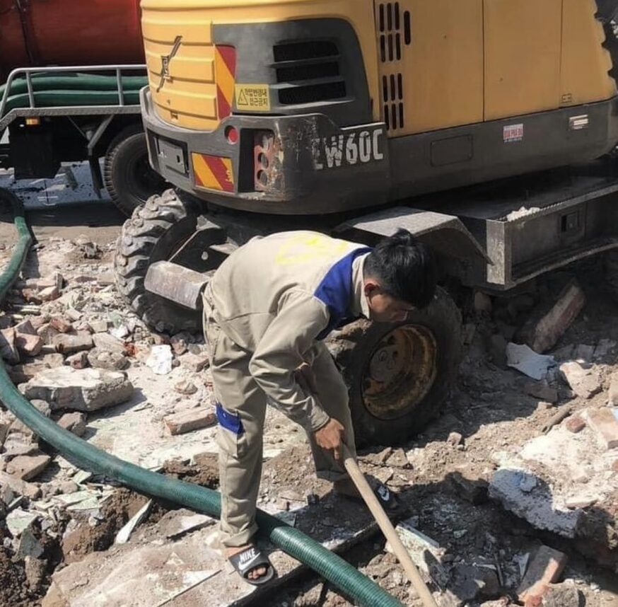 cách thông cống hiệu quả bằng máy lò xo