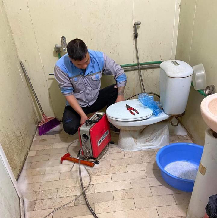 Thợ thi công thông tắc bồn cầu tại Thanh Trì